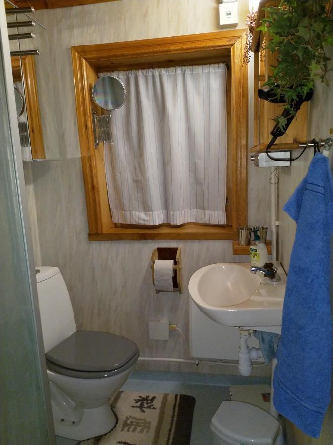 Mysig Timmerstuga Vid Sjoen Bjoerken 34 Roennsudden Grangarde Exterior photo