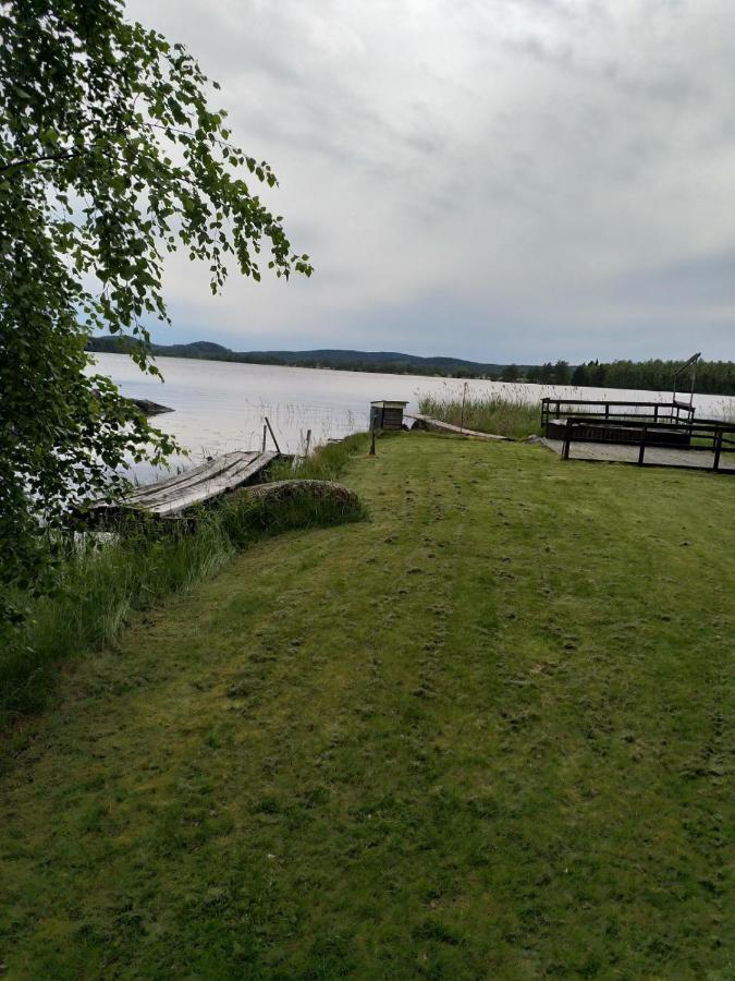 Mysig Timmerstuga Vid Sjoen Bjoerken 34 Roennsudden Grangarde Exterior photo